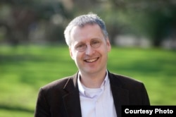 牛津大學網絡管理和規則專家維克托•邁爾•舍恩伯格