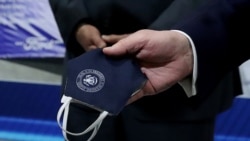 美國總統特朗普2020年5月21日訪問密西根州一間汽車製造廠時手拿著口罩（路透社）