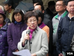 吕秀莲宣读绝食宣言（美国之音许波拍摄）