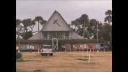 坐在汽车里听布道的人们