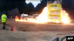 视频截图显示，法国首都郊外的市镇维勒班特（Villepinte）的狂欢节上，一座篝火人像爆炸（2017年4月1日）