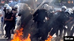 土耳其警察進入塔克西姆廣場時情景