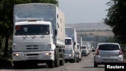 俄罗斯运动救援物资车队8月22日开往靠近东乌克兰城市卢甘斯的边界地带。