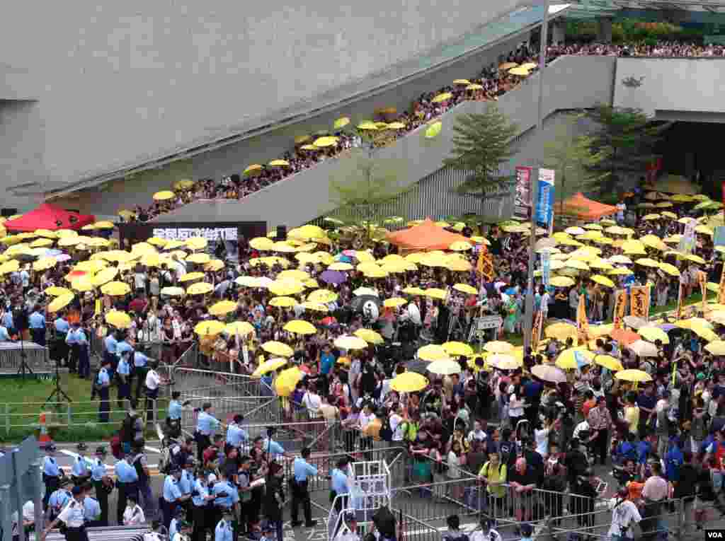 港人重返政總紀念雨傘運動一周年（美國之音海彥拍攝） 