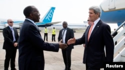 克里星期六抵达金沙萨后和刚果外长握手