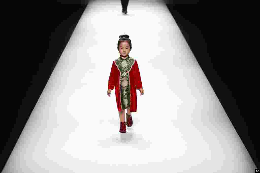 在北京的中国时装周表演的小模特儿（2017年10月29日）。