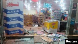 地震发生后，伊拉克东部城市哈拉布贾一个商店受损严重。（2017年11月12日）