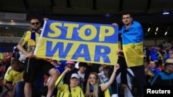 На стадионе в Глазго: спортсмены и болельщики протестуют против нападения России на Украину (архивное фото) 