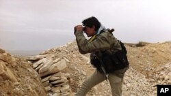 一名反政府武裝人員眺望靠近黎巴嫩邊境的雅布羅德城