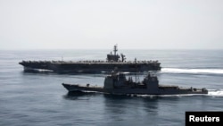 美国海军罗斯福号航空母舰和诺曼底号导弹巡洋舰在阿拉伯海之执行海上安全行动。（2015年4月21日）