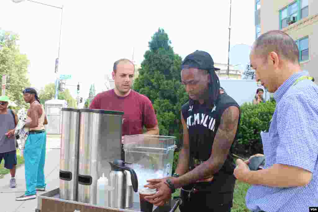 天氣炎熱冰咖啡攤販生意興隆(美國之音楊晨拍攝)