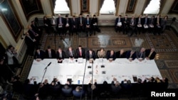 美國和中國貿易談判代表今年2月21日在白宮舉行會議。