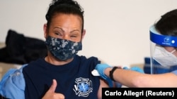 Ana yi wa wata ma'aikaciyar jinya rigakafi a New York