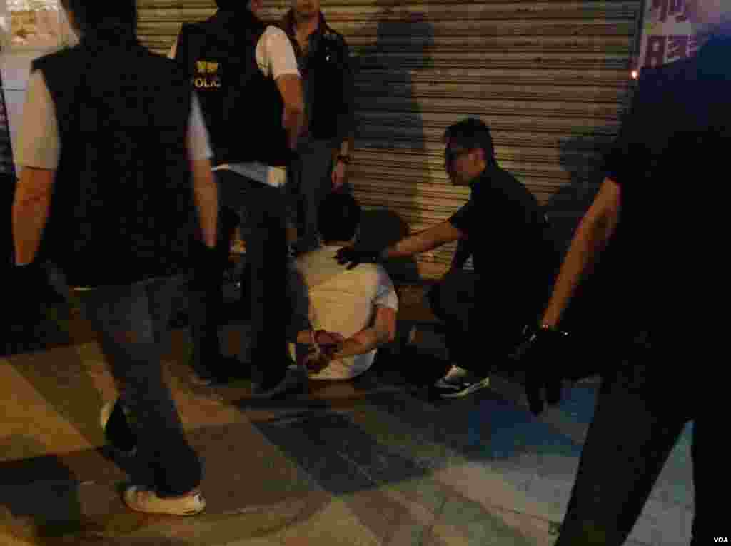 香港占领人士在旺角占领区砵兰街与警方对峙 (美国之音海彦 拍摄)