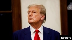 ແຟ້ມພາບ - ຜູ້ລົງແຂ່ງຂັນຊິງຕໍາແໜ່ງປະທານາທິບໍດີ ຈາກພັກຣີພັບບລິກັນ ແລະ ອະດີດປະທານາທິບໍດີສະຫະລັດ ທ່ານ ດໍໂນລ ທຣຳ ຢູ່ທີ່ສະໂມສອນກັອຟ ໃນເມືອງ West Palm Beach ວັນທີ 24 ມີນາ 2024.