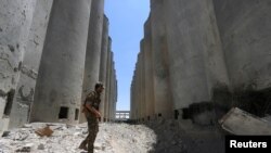 在敘利亞城市曼貝傑的一名敘利亞民主力量戰鬥人員