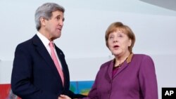 美國國務卿克里德國總理默克爾星期二在柏林會晤