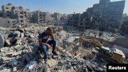 ຜູ້ຊາຍຄົນນຶ່ງສະແດງອາການ ໃນຂະນະທີ່ຊາວປາແລັສໄຕນ໌ ຊອກຫາຜູ້ເສຍຊີວິດ ນຶ່ງມື້ ຫຼັງຈາກອິສຣາແອລ ບຸກໂຈມຕີບ້ານເຮືອນ ໃນສູນອົບພະຍົບ ຈາບາເລຍ ໃນພາກເໜືອຂອງເຂດກາຊາ ໃນວັນທີ 1 ພະຈິກ 2023