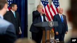 Президент США Дональд Трамп, вице-президент Майк Пенс, секретарь штата Канзас Крис Кобак. Вашингтон. 19 июля 2017 г.