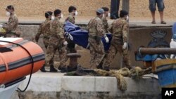 2013年10月6日意大利士兵抬下翻船事故遇难者的尸体