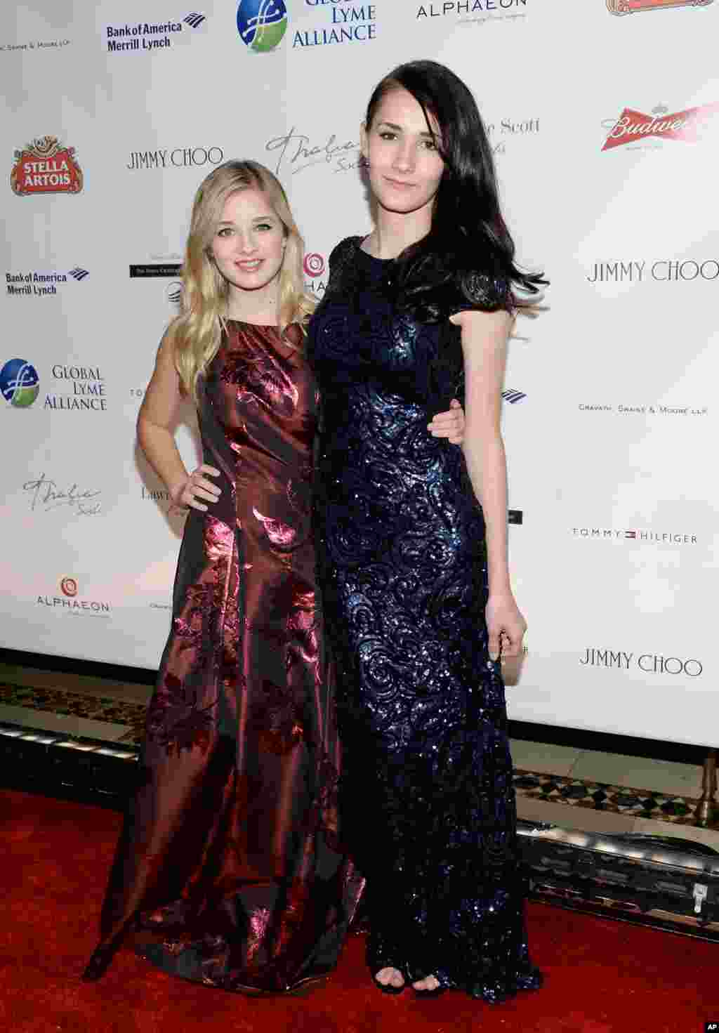 歌手杰基&middot;伊万科（ Jackie Evancho, 左）和她的姐姐朱丽叶&middot;伊万科（Juliet Evancho） 在纽约参加慈善团体全球莱姆联盟主办的晚会（2015年10月8日）