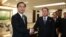 韩国首席代表、统一部长赵明均(Cho Myoung-gyon)和朝鲜首席代表、和平统一委员会主席李善权（中）在板门店非军事区举行会谈后握手（2018年1月9日）