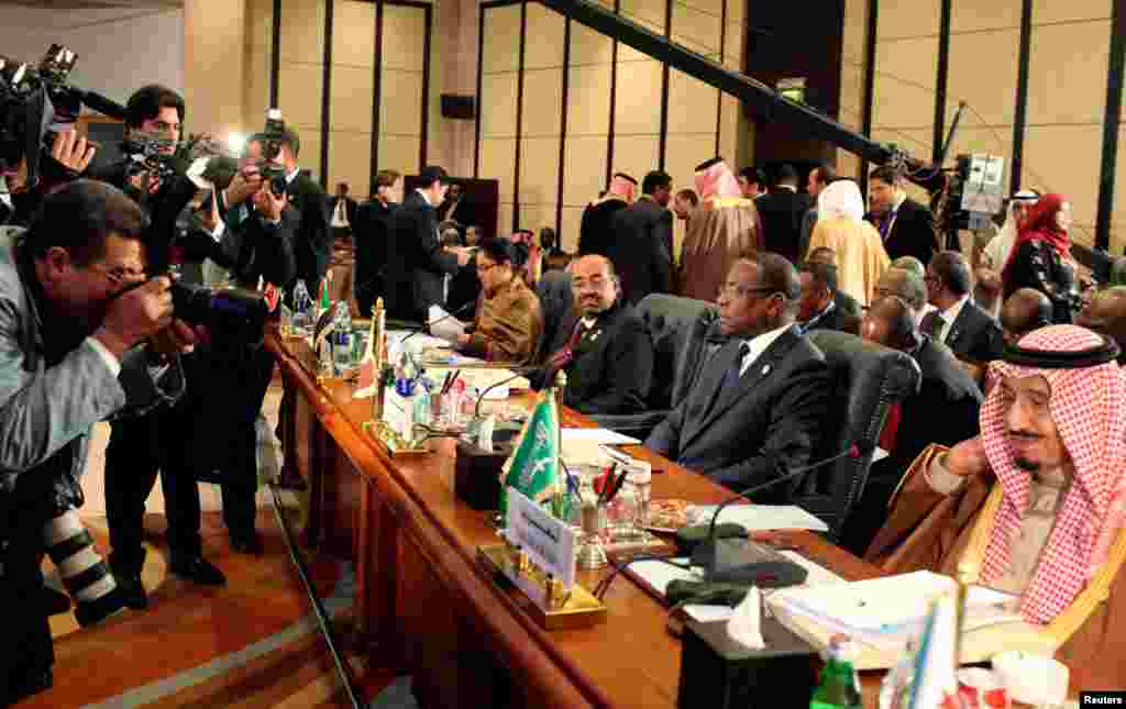 摄影师2013年2月6日在开罗举行的伊斯兰合作组织国家首脑会议召开之前为沙特王储沙特（右）拍照。