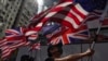 香港示威者手举英国和美国国旗举行抗议集会。（2019年10月20日）