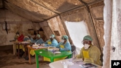 2014年8月9日塞拉利昂医务工作者在凯内马一所政府医院等待为人们探测埃博拉病毒。