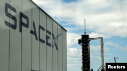 ຈ​ະຫຼວດ Falcon 9 ຂອງ SpaceX ກຽມ​ພ້ອມ​ເພື່ອ​ການ​ສົ່ງ​ຂຶ້ນ​ອະ​ວະ​ກາດ, ສະ​ຖາ​ນີ​ວະ​ກາດ Kennedy, ເມືອງ Cape Canaveral, ລັດ ຟ​ລໍ​ຣິ​ດາ.