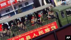 在格尔登寺所在地2011年3月四川阿坝县巡逻的军车