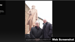 德国媒体《世界报》此前的相关报道页面，图中显示的是特里尔市政府展示的马克思雕像木板模型（网页截图）