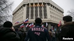 2月27日，亲俄罗斯人士在克里米亚议会大厦外举行集会