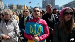 4月6日乌克兰人在基辅独立广场呼喊口号