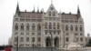 匈牙利议会大厦。大楼东侧有匈牙利起义纪念碑。