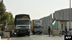 运载物资的联合国卡车通过以色列加沙边境入口