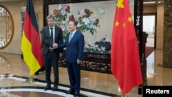 哈贝克6月22日在北京与中国国家发展和改革委员会主任郑栅洁举行中德气候变化和绿色转型对话合作机制首次高级别对话。