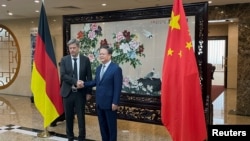 哈貝克6月22日在北京與中國國家發展與改革委員會主任鄭柵潔舉行中德氣候變遷與綠色轉型對話合作機制首次高階對話。