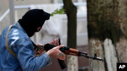 5月6日一名亲俄枪手把守他们占领的斯洛文斯克市中心的地方政府大楼