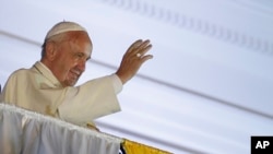 2015年7月6日厄瓜多尔基多独立广场： 罗马天主教教宗方济各祝福信徒