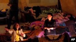 人們在納-卡地區的一處臨時防空洞內棲身。 (2020年10月30日)