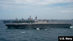 美國海軍公佈的照片顯示，英國皇家海軍“伊麗莎白女王”號航母、美國海軍“卡爾·文森”號航母與日本海上自衛隊“加賀”號直升機航母一道參加“海上合作夥伴關係演習”。(2021年10月17日)