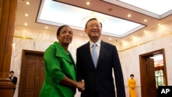 2015年8月28日，美国国家安全事务顾问（左）与中国国务委员杨洁篪在北京钓鱼台国宾馆握手。（资料照片）