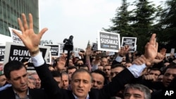 一家支持埃尔多安总统竞争对手的报纸主编在被拘留时向支持者致敬4. 