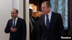 2014年2月4日，俄罗斯外长拉夫罗夫（右）和叙利亚反对派全国联盟主席贾巴尔抵达莫斯科的会晤地点。