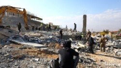 2024年11月6日一名男子坐在以色列襲擊巴勒貝克地區艾因鎮後受損的廢墟中。