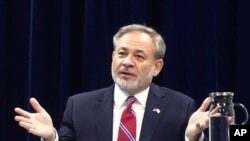 美國能源部副部長佈魯耶特在東京與媒體對話