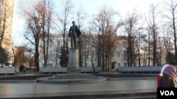 喀山大学主楼前的列宁塑像(美国之音白桦)