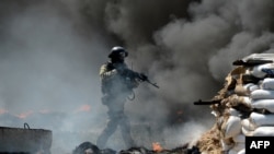 乌克兰特种部队人员在斯洛文斯克市一个被抛弃的关卡