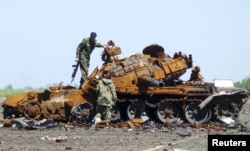 2015年5月22日乌克兰顿涅茨克亲俄罗斯反叛武装检查烧毁的坦克